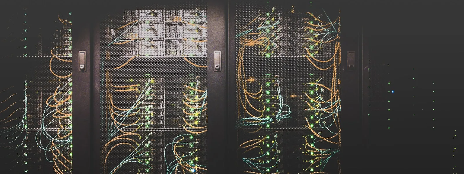 Sala server con cavi di rete colorati — DORA e il codice LEI per i fornitori di servizi ICT