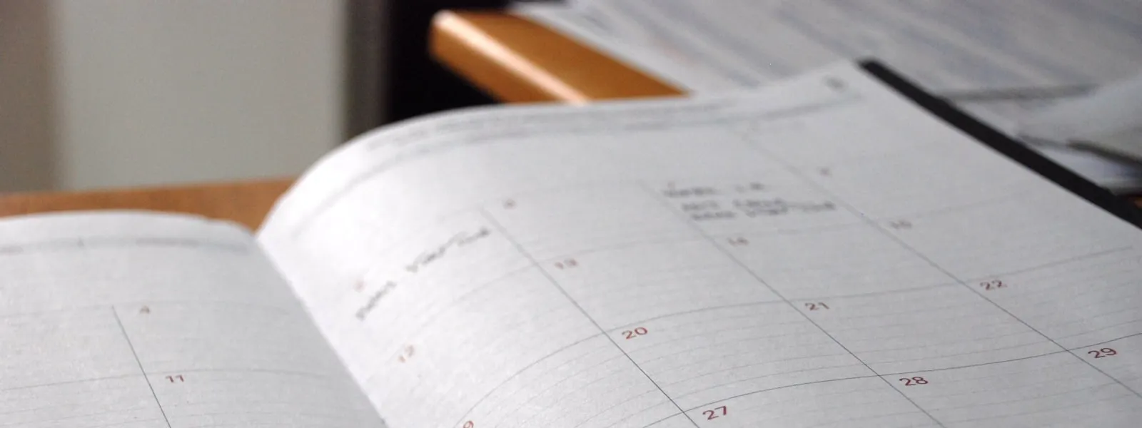 Calendario mensile aperto su una scrivania — rinnovo annuale del codice LEI